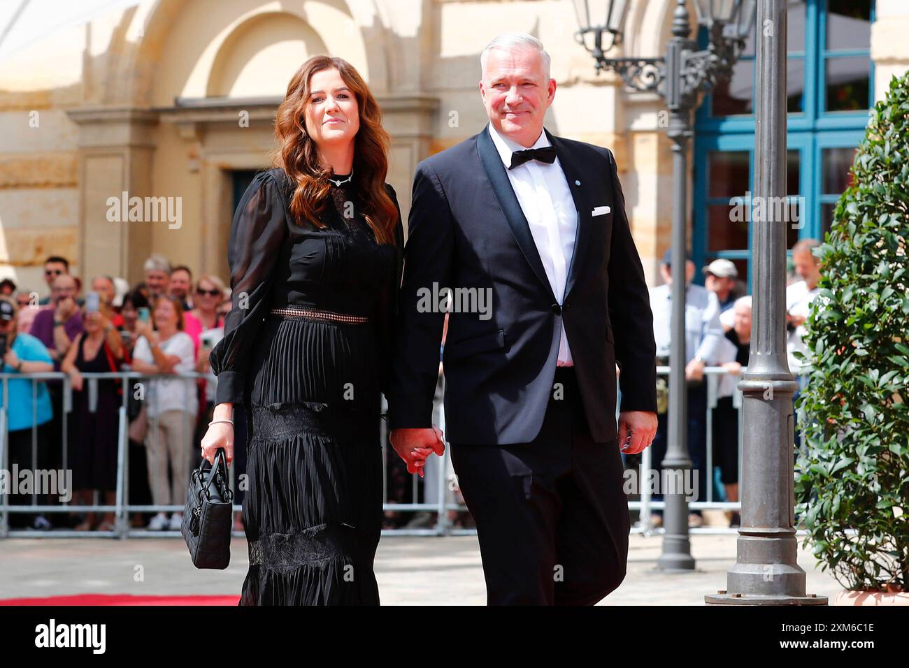 Alexander Herrmann Sternekoch mit Ehefrau Maxi Friedrichs BEI der Eröffnung der 112.Richard-Wagner-Festspiele in Bayreuth *** Alexander Herrmann Chef étoilé avec sa femme Maxi Friedrichs lors de l'ouverture du Festival Richard Wagner 112 à Bayreuth Banque D'Images