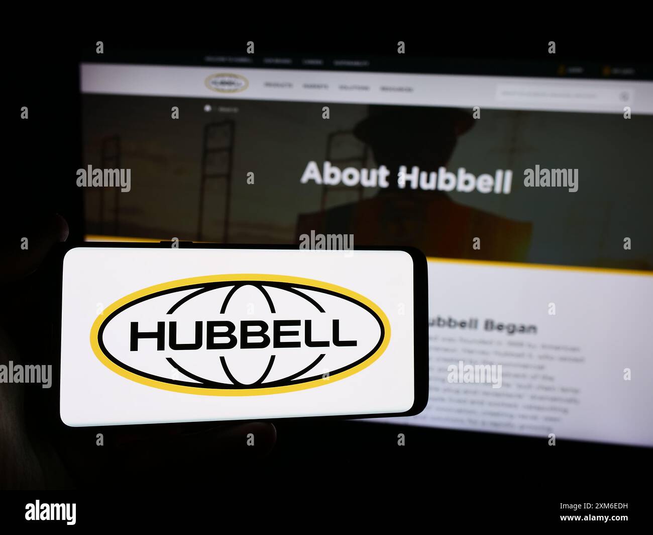 Personne tenant un smartphone avec le logo de la société d'électronique américaine Hubbell Incorporated en face du site Web. Concentrez-vous sur l'affichage du téléphone. Banque D'Images