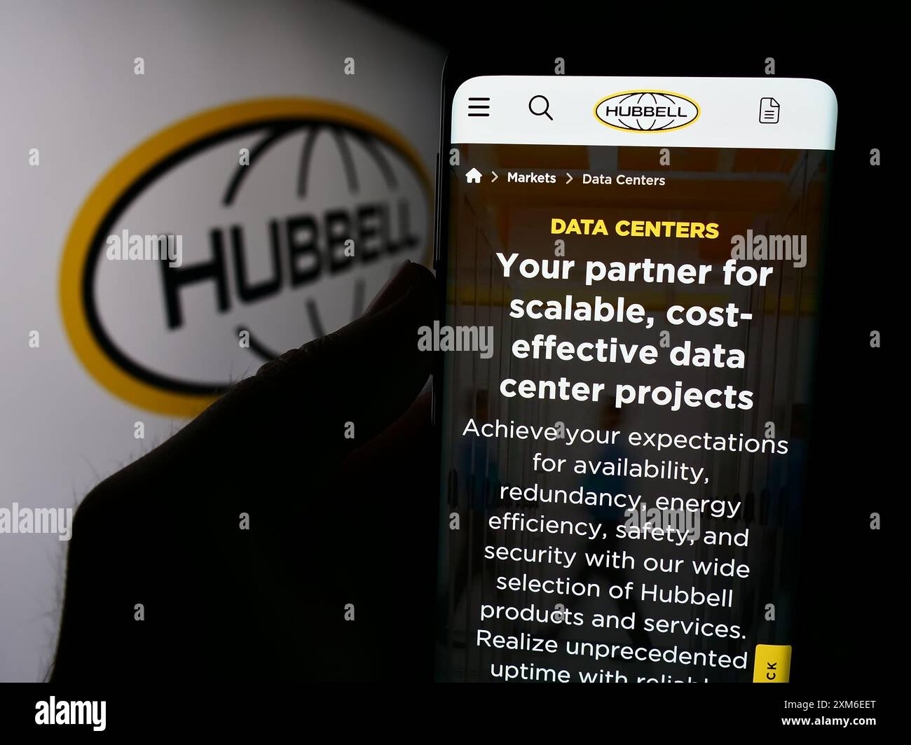 Personne tenant le smartphone avec la page Web de la société d'électronique américaine Hubbell Incorporated devant le logo. Concentrez-vous sur le centre de l'écran du téléphone. Banque D'Images