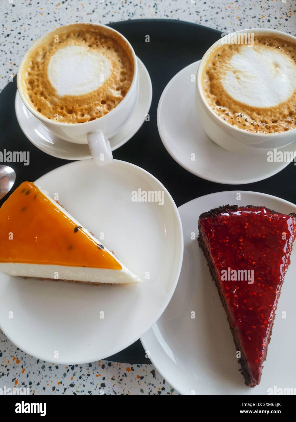 Deux tasses de café avec des gâteaux, vue de dessus Banque D'Images