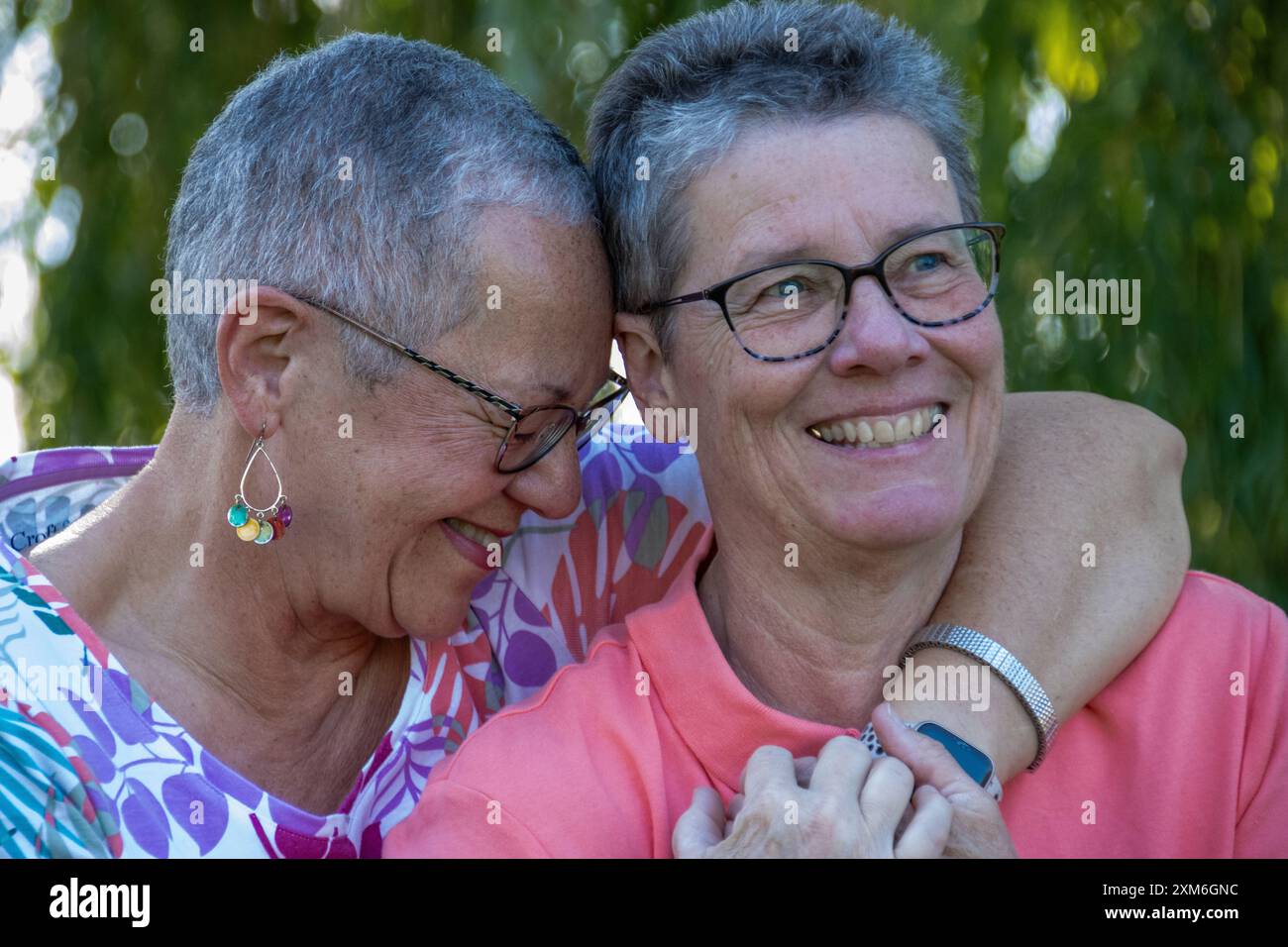 Joyeux couple gay âgé embrassant et souriant à l'extérieur Banque D'Images