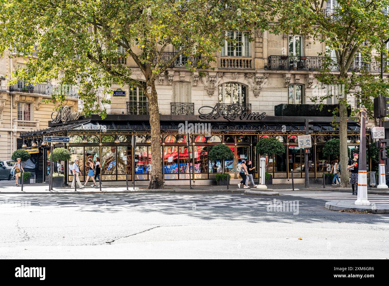 Vue extérieure du Café du Dome, célèbre café et restaurant parisien du quartier Montparnasse, centre-ville de Paris, France Banque D'Images