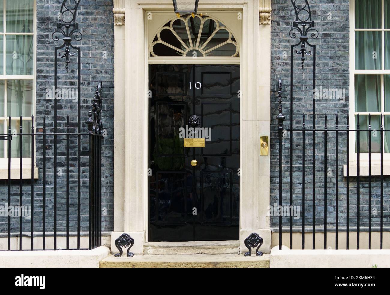 Downing Street, Londres, Royaume-Uni, montrant la porte no 10 et la façade du bâtiment. Banque D'Images