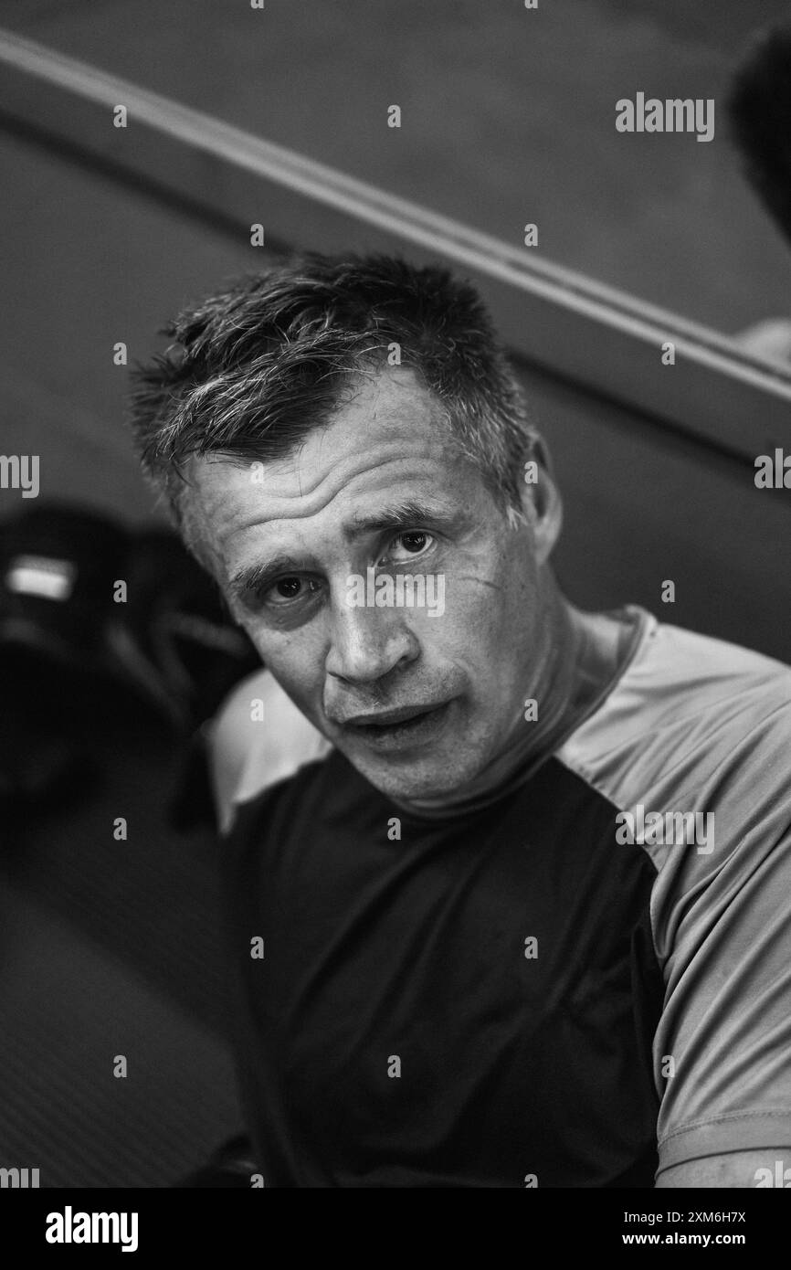 Homme après la formation de boxe dans le gymnase. Banque D'Images