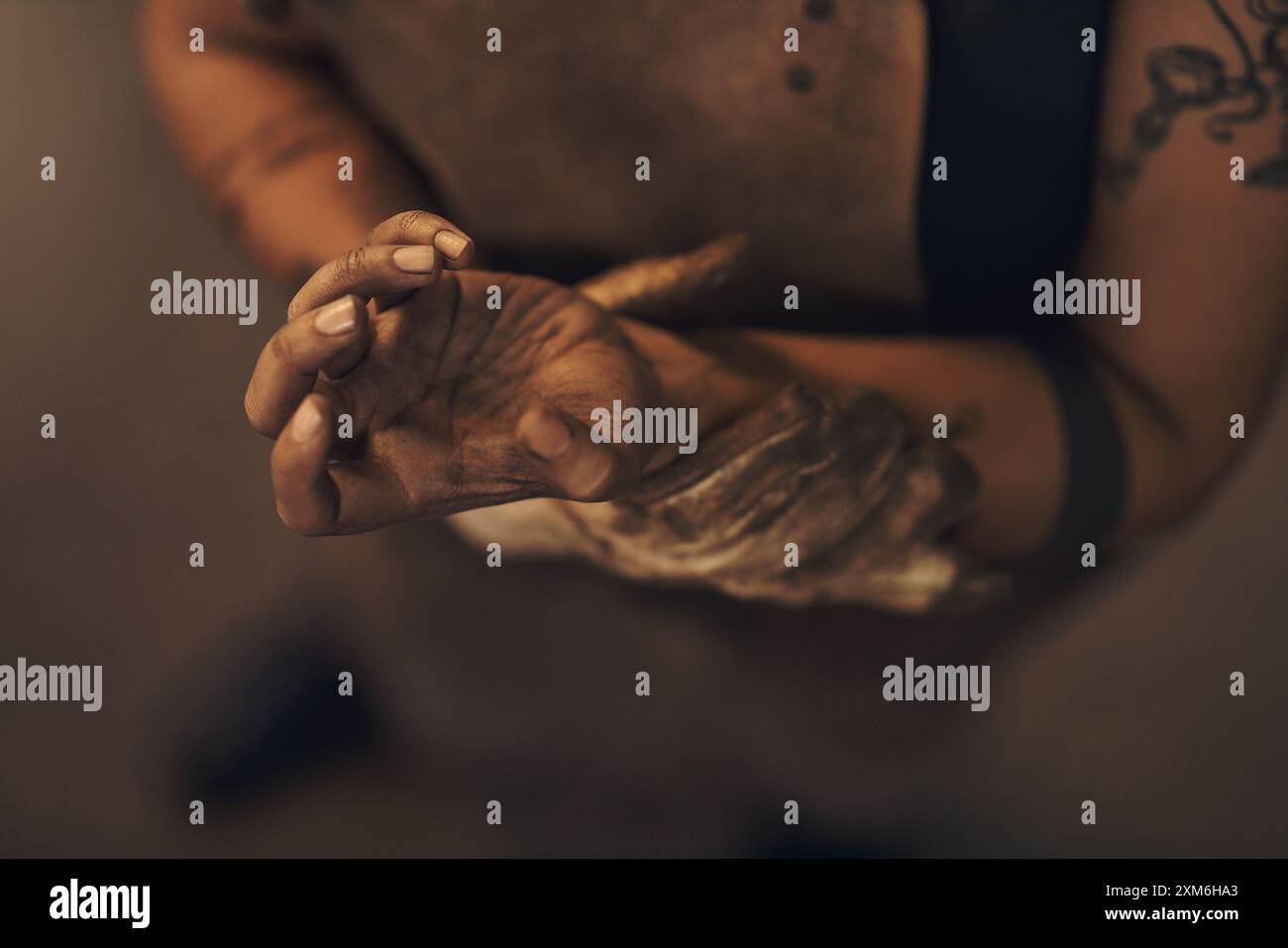 Forgeron, blessure et douleur au poignet avec une personne en forge ou en fonderie pour la fabrication ou la production. Mains, industrie et commerce avec artisan professionnel Banque D'Images