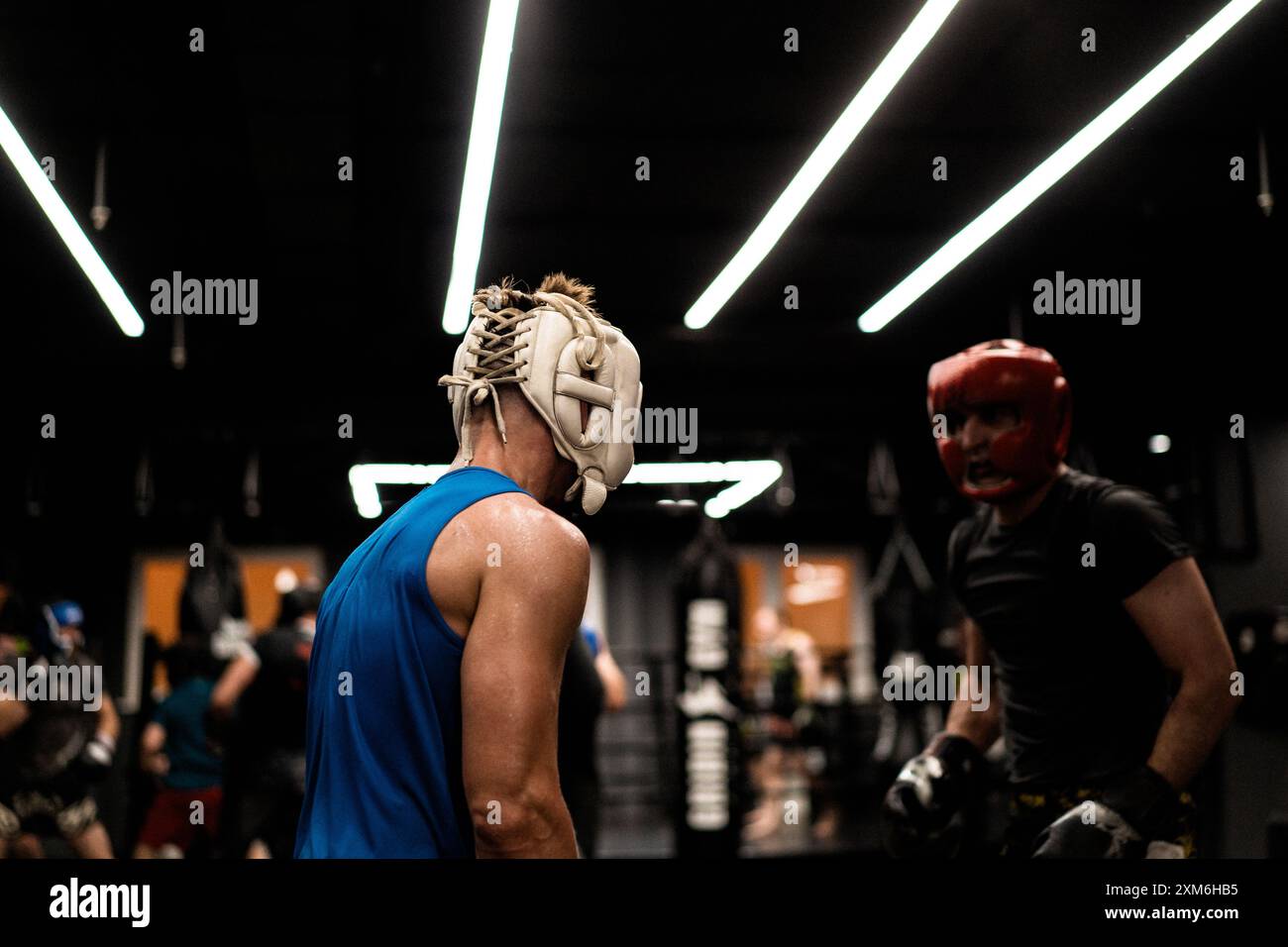 Boxeurs combattant dans la formation de boxe dans le gymnase. Banque D'Images
