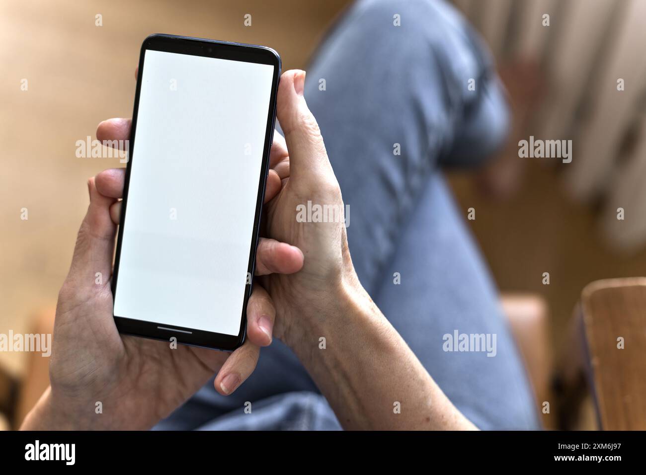 Écran de téléphone portable dans les mains de la femme senior Banque D'Images