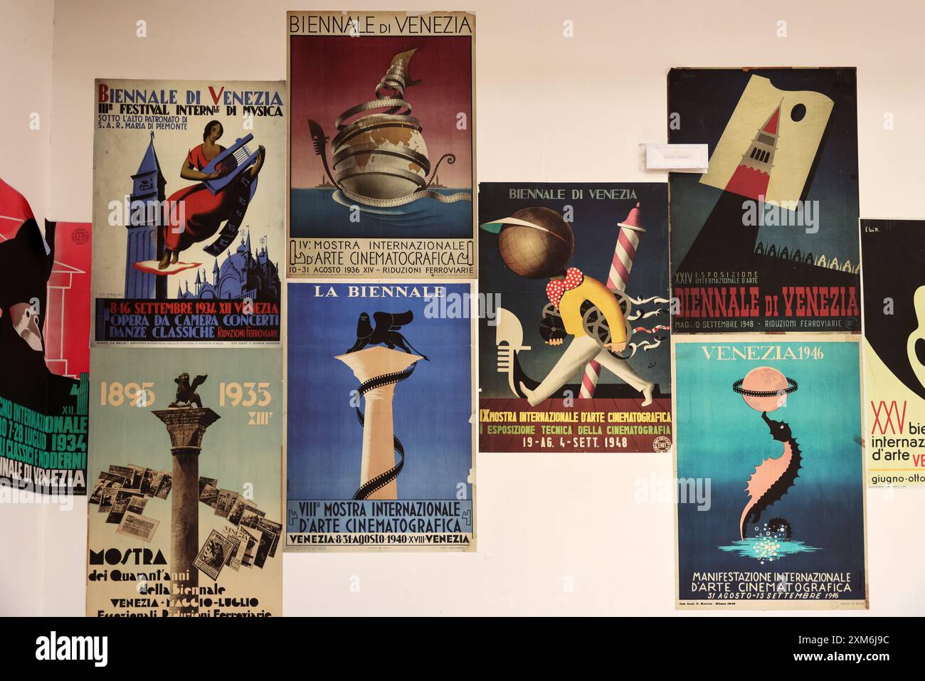 Venise, Italie - 7 mai 2024 : 60e Biennale d'art de Venise à Venise. De vieilles affiches annonçant la Biennale de Venise présentées dans le pavillon central de Giardini Banque D'Images