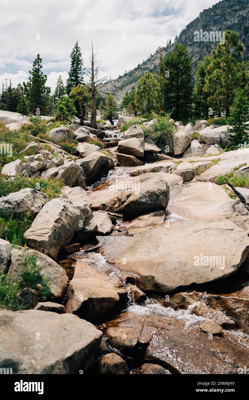 Vue sur le début des chutes Cascade dans le parc d'État Emerald Bay Banque D'Images