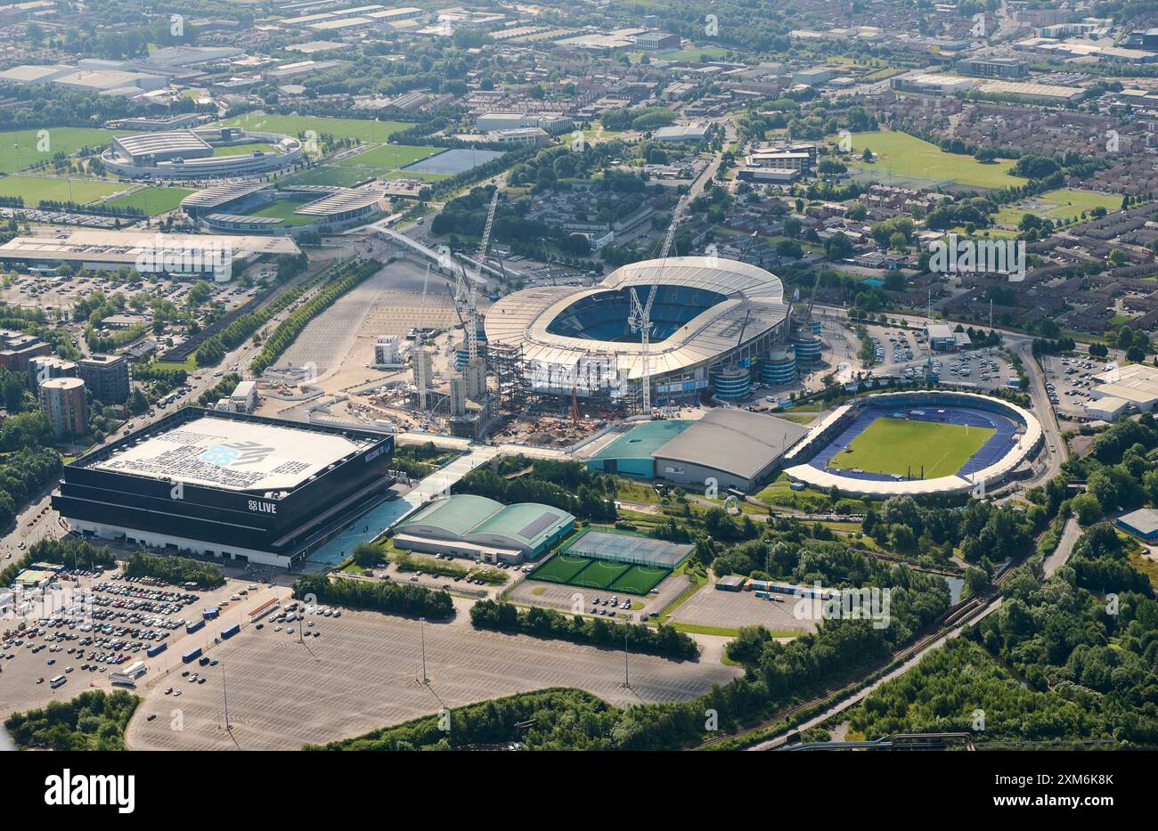 Vue aérienne des travaux d'extension et de modernisation de l'Etihad Stadium, stade du Manchester City FC, dans le nord-ouest de l'Angleterre, au Royaume-Uni Banque D'Images