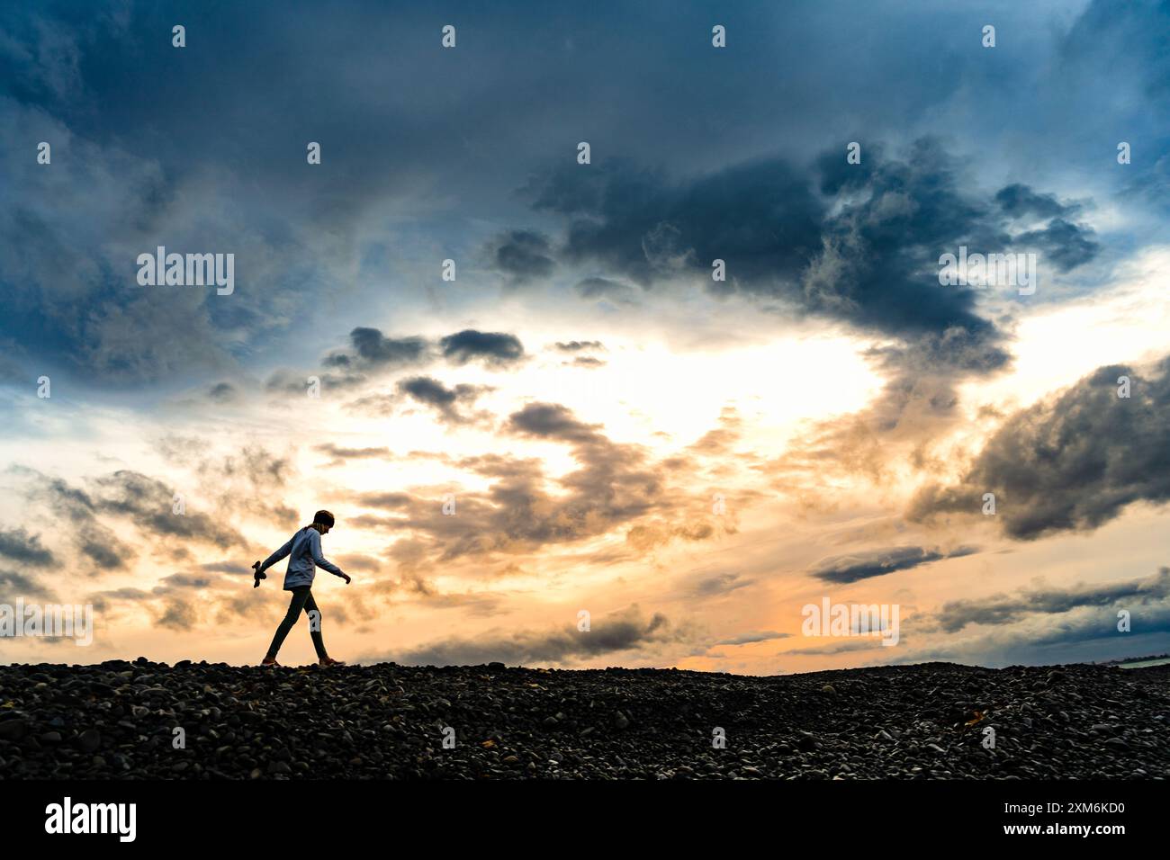 Silhouette de personne marchant au crépuscule Banque D'Images