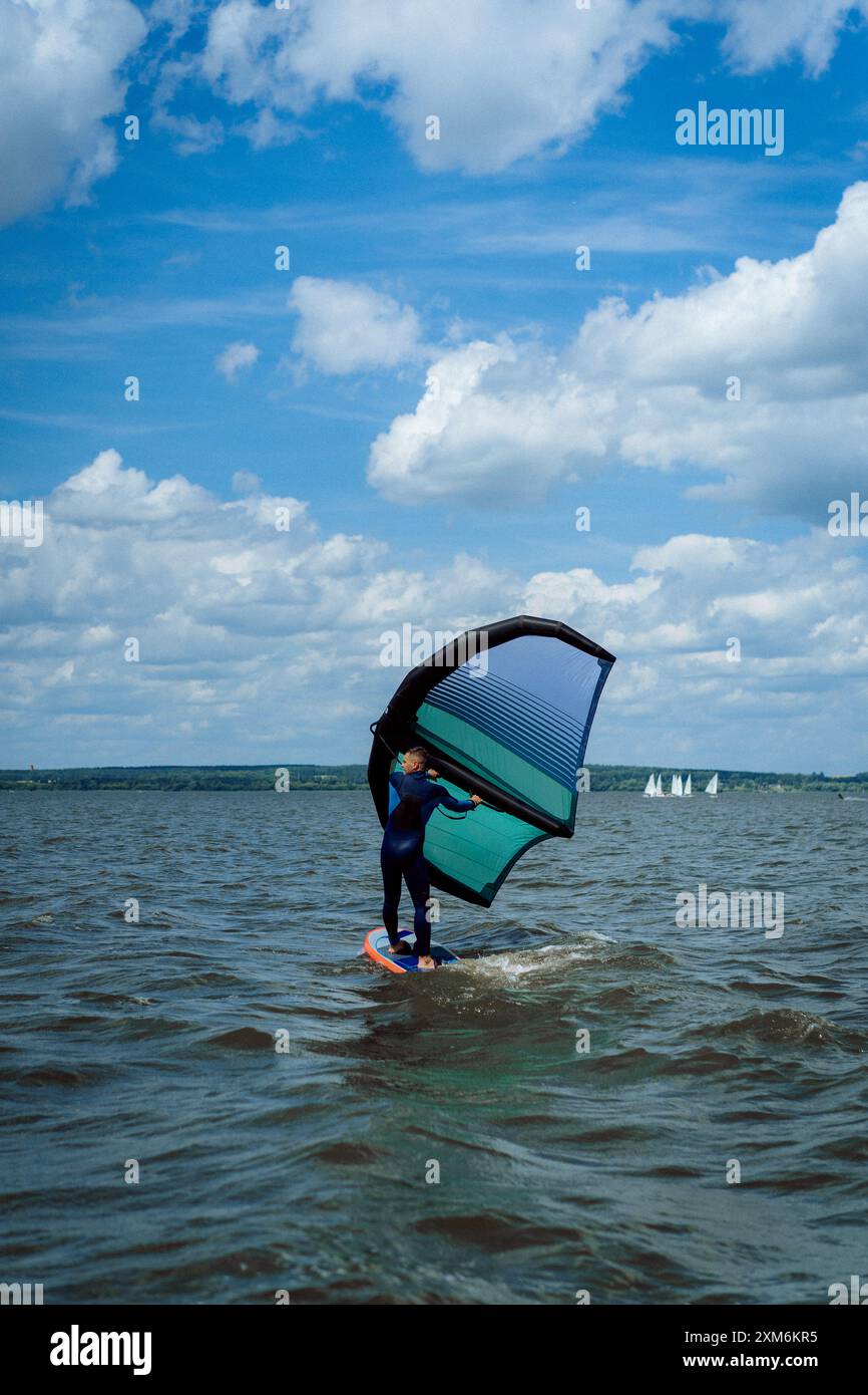 Rider de fleuret d'aile dans le lac. Banque D'Images