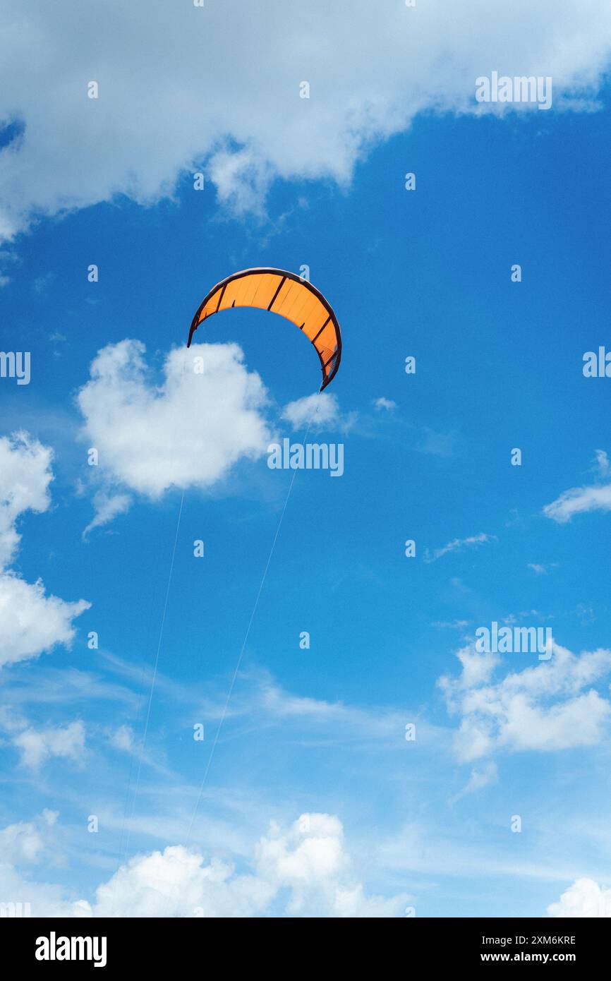 Cerf-volant orange dans le ciel bleu. Banque D'Images