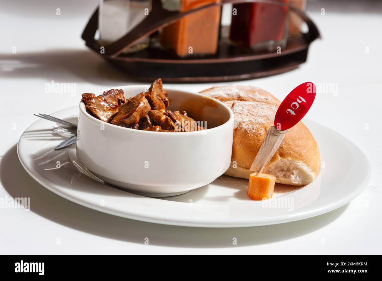 foies de poulet frites dans un bol avec du pain frais Banque D'Images