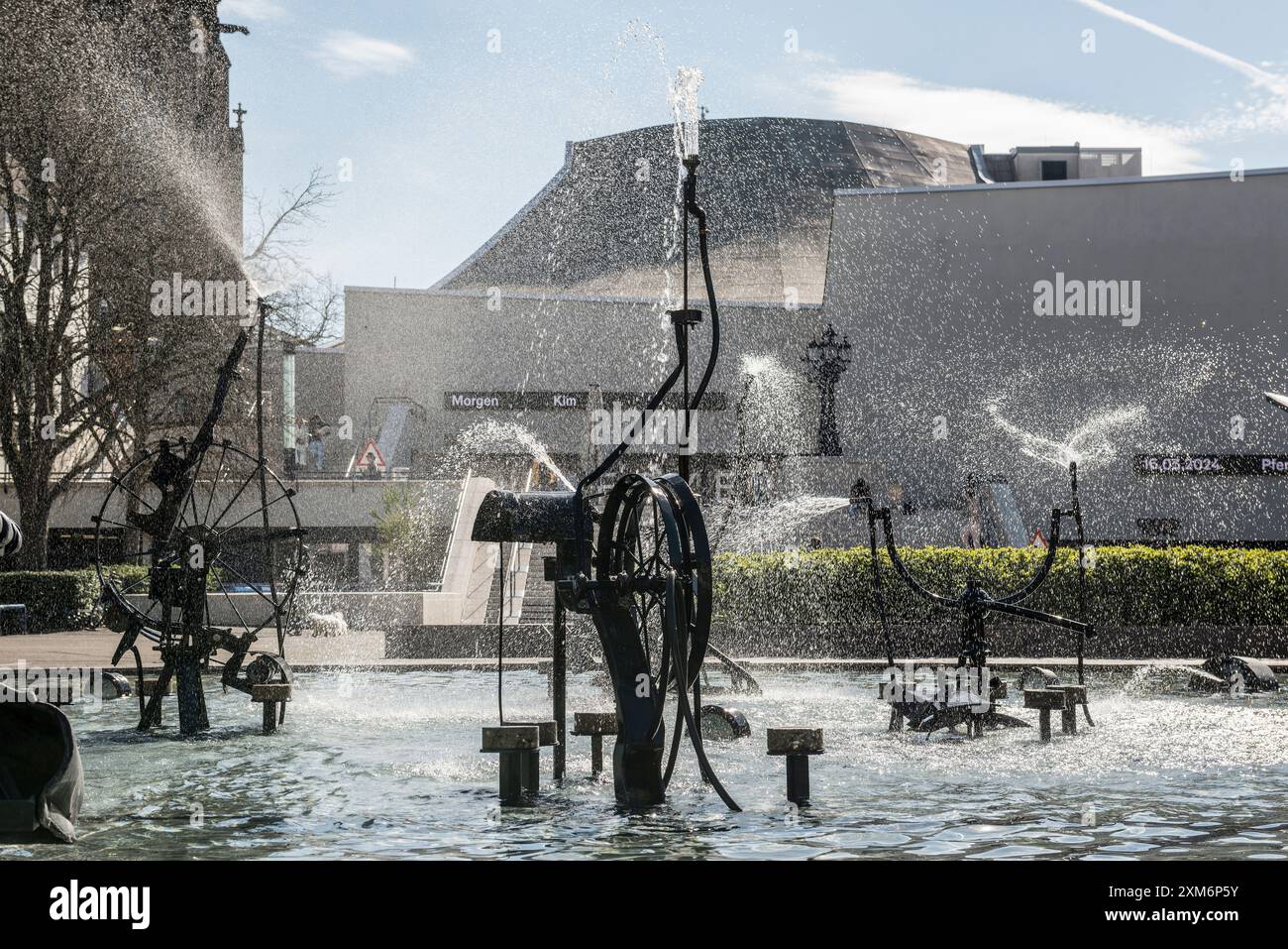 Fontaine de carnaval de Jean Tinguely et théâtre, fontaine Tinguely, Bâle, Canton de Bâle-ville, Suisse Banque D'Images