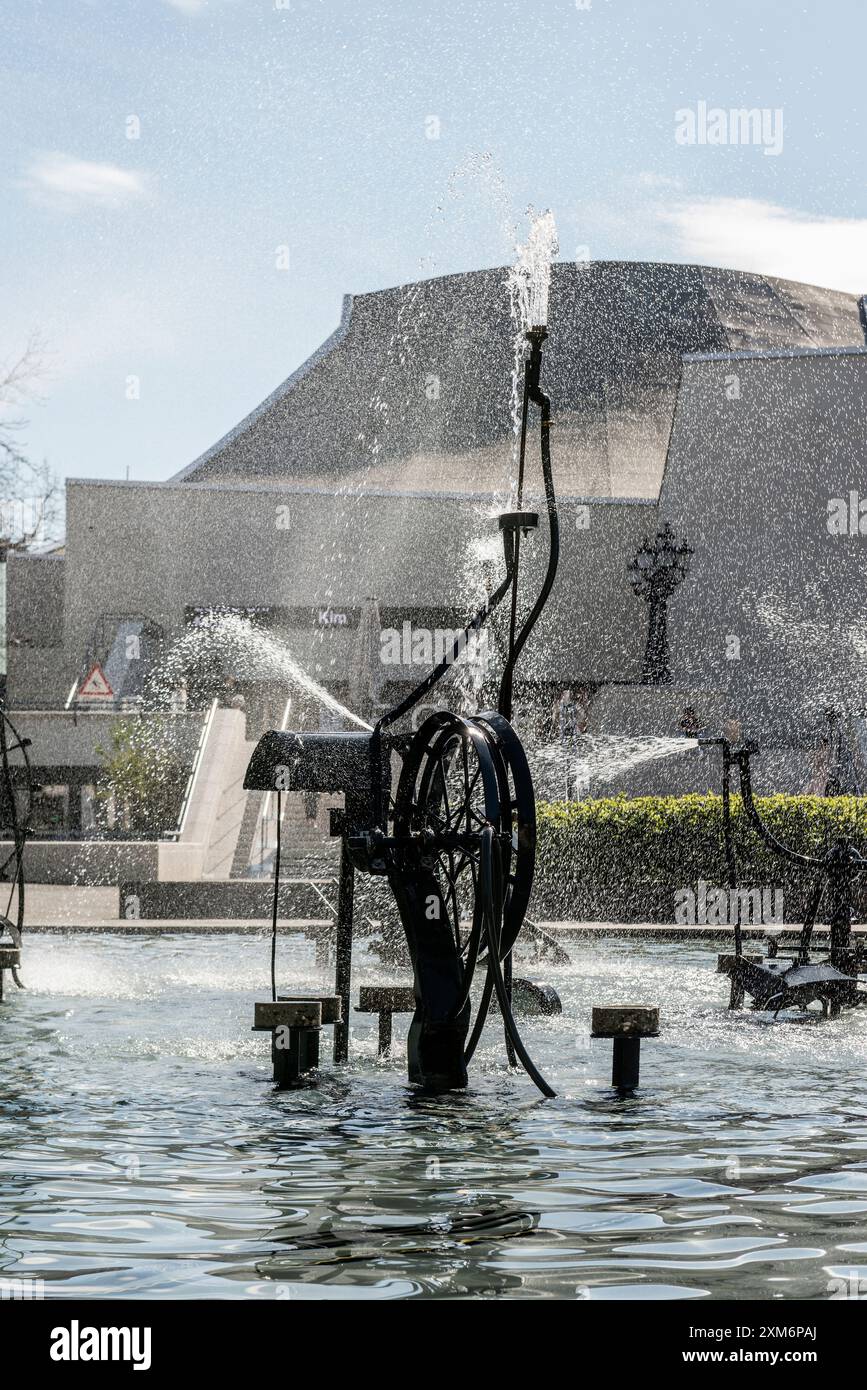 Fontaine de carnaval de Jean Tinguely et théâtre, fontaine Tinguely, Bâle, Canton de Bâle-ville, Suisse Banque D'Images