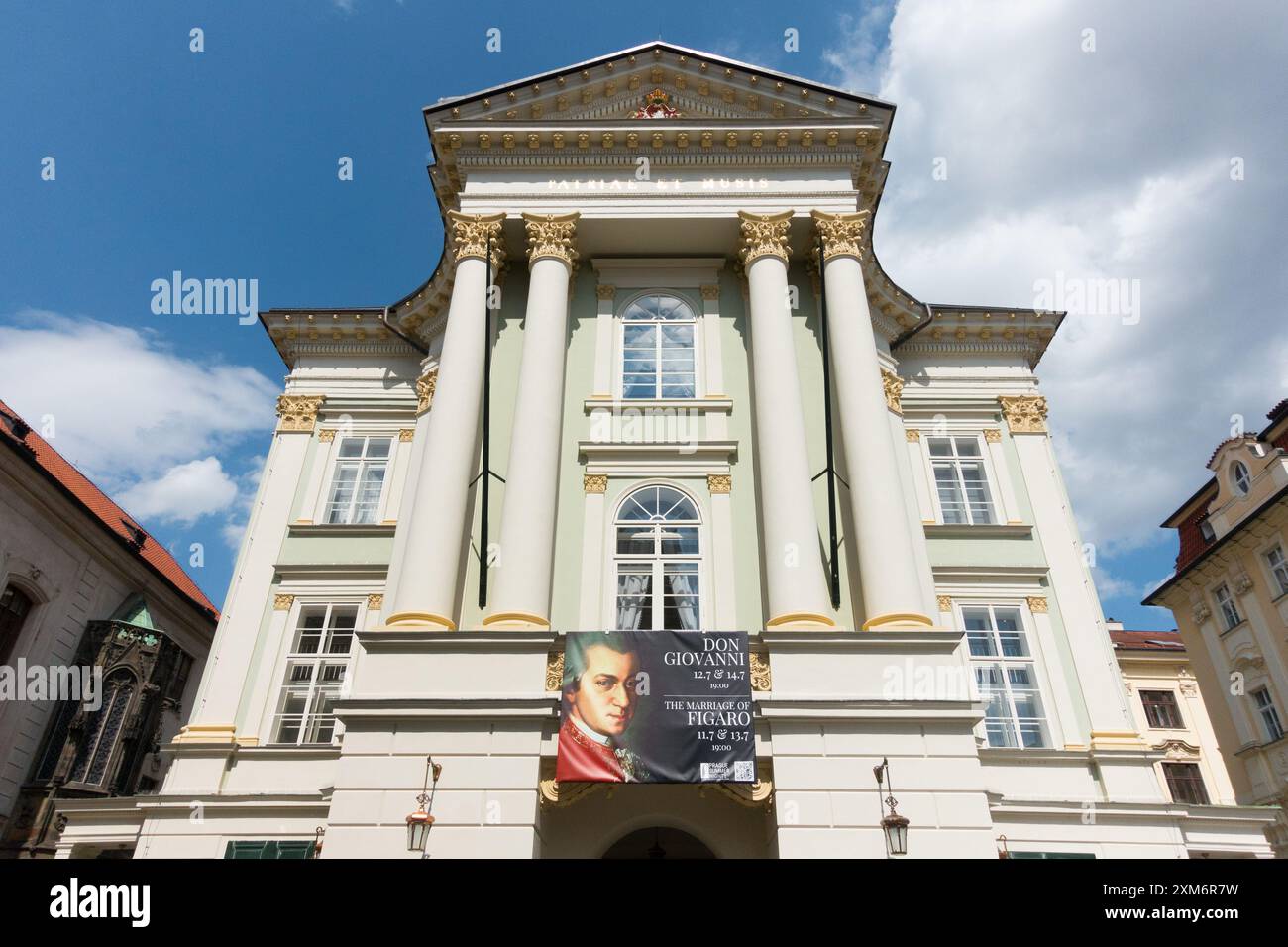 Opéra de Prague, Théâtre des États Stavovske Divadlo bannière pour les opéras Don Giovanni de Mozart et le mariage de Figaro Banque D'Images
