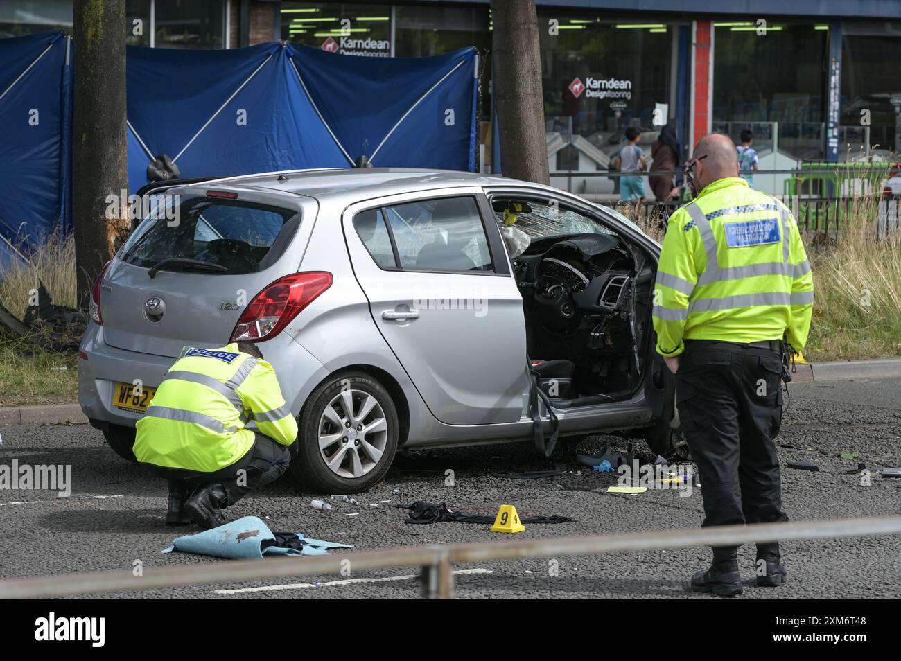 Coventry Road, Birmingham 26 juillet 2024 - un homme de 18 ans est mort et deux autres ont été hospitalisés après que la voiture ait «quitté la route et est entrée en collision avec un arbre» à Birmingham. La police des West Midlands a tenu la scène où une Hyundai i20 de couleur argentée avait frappé un arbre, Credit : Stop Press Media/Alamy Live News Banque D'Images