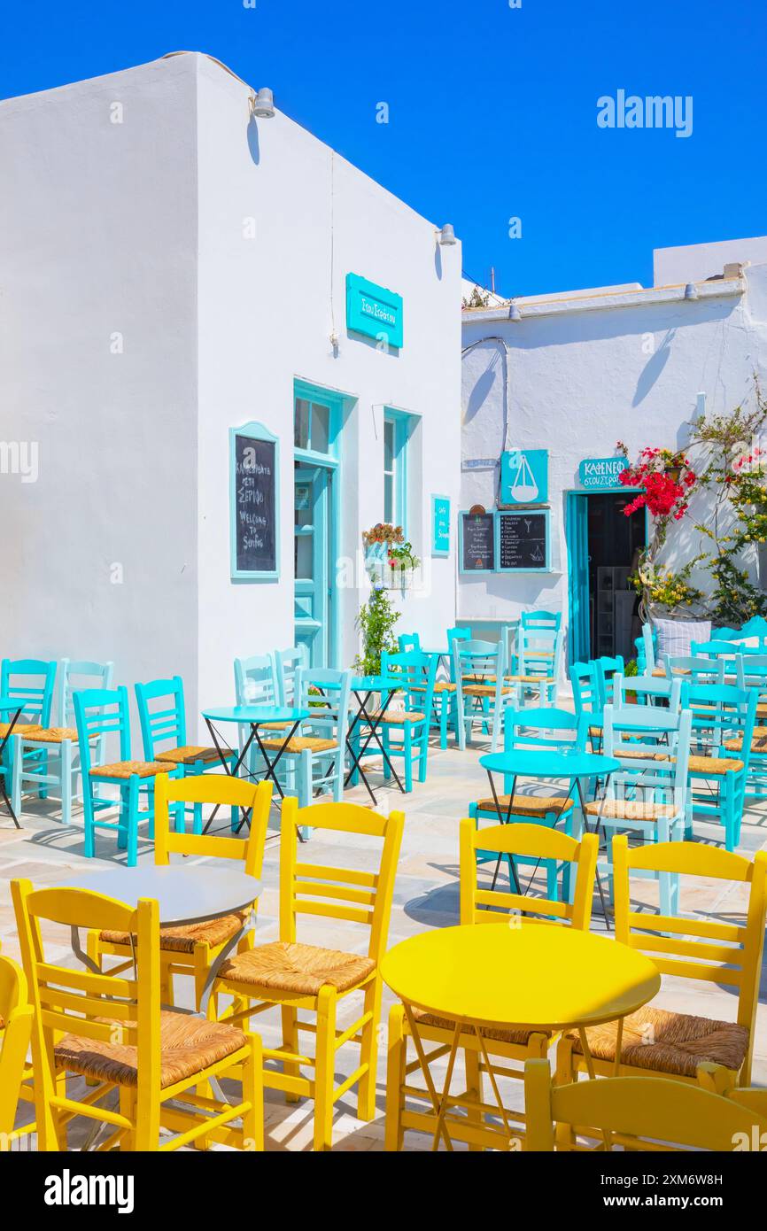 Restaurants en plein air, place centrale de Chora, Chora, île de Serifos, îles Cyclades, Grèce Banque D'Images Restaurants en plein air, place centrale de Chora, Chora, île de Serifos, îles Cyclades, Grèce Banque D'Images