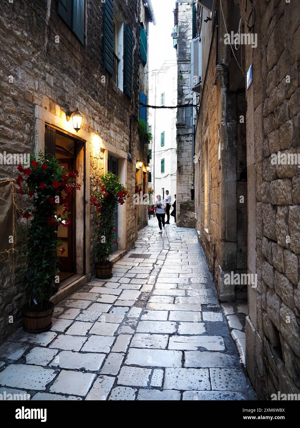 Ruelle tranquille dans la vieille ville au crépuscule ville de Split Dalmatie Croatie Banque D'Images