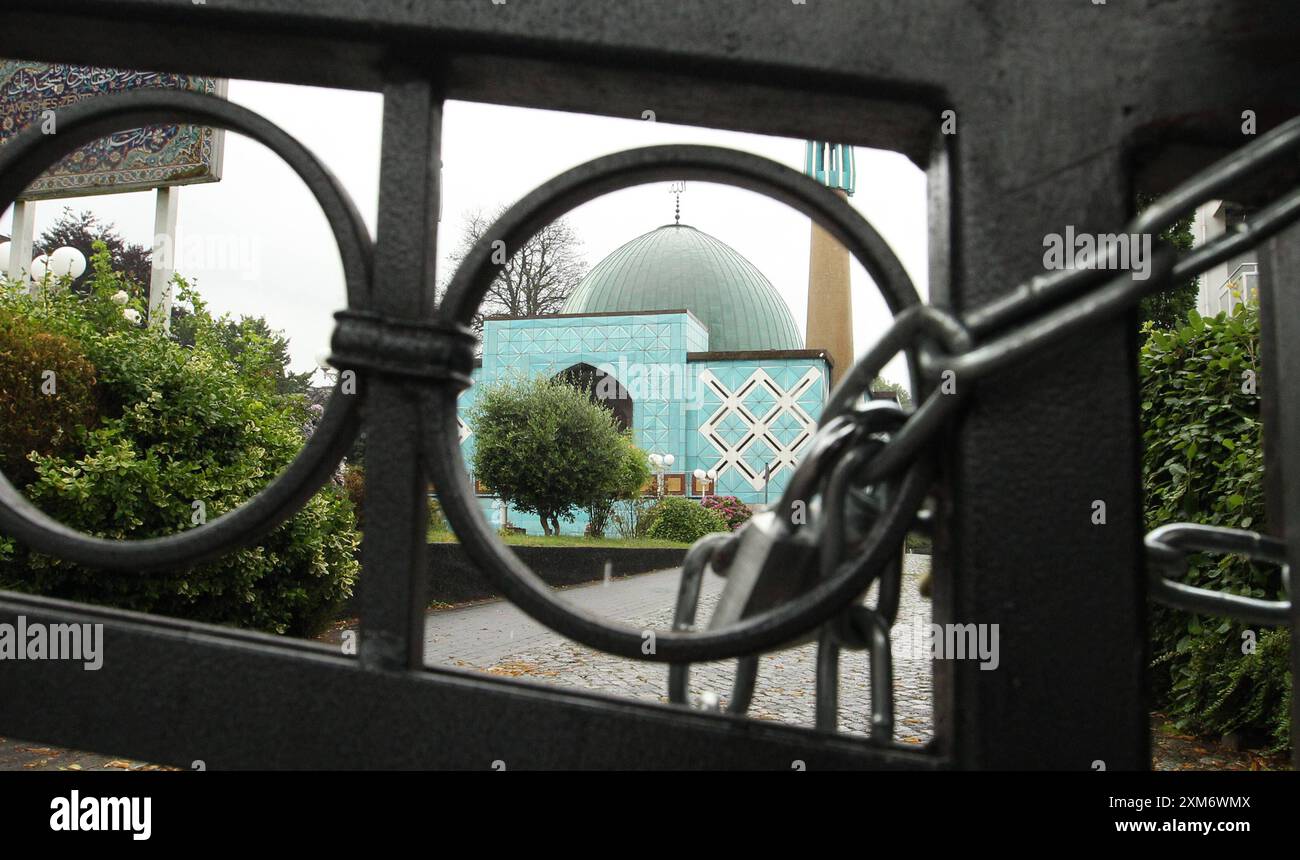 Die Imam-Ali-Moschee Blaue Moschee an der Außenalster. Der Zugang zum Gebäude in der Straße Schöne Aussicht 36 ist nach dem Verbot des Islamischen Zentrums Hamburg, der Träger des Gebäudes, durch das Bundesinnenministerium versperrt. Wie es mit der Imam-Ali-Moschee nun weitergeht, ist noch ungeklärt. Uhlenhorst Hambourg *** la Mosquée bleue de l'imam Ali sur l'Alster extérieur L'accès au bâtiment de Schöne Aussicht 36 a été bloqué après que le ministère fédéral de l'intérieur a interdit le Centre islamique de Hambourg, qui sponsorise le bâtiment il est encore difficile de savoir ce qui va arriver à l'Imam Ali Mo Banque D'Images