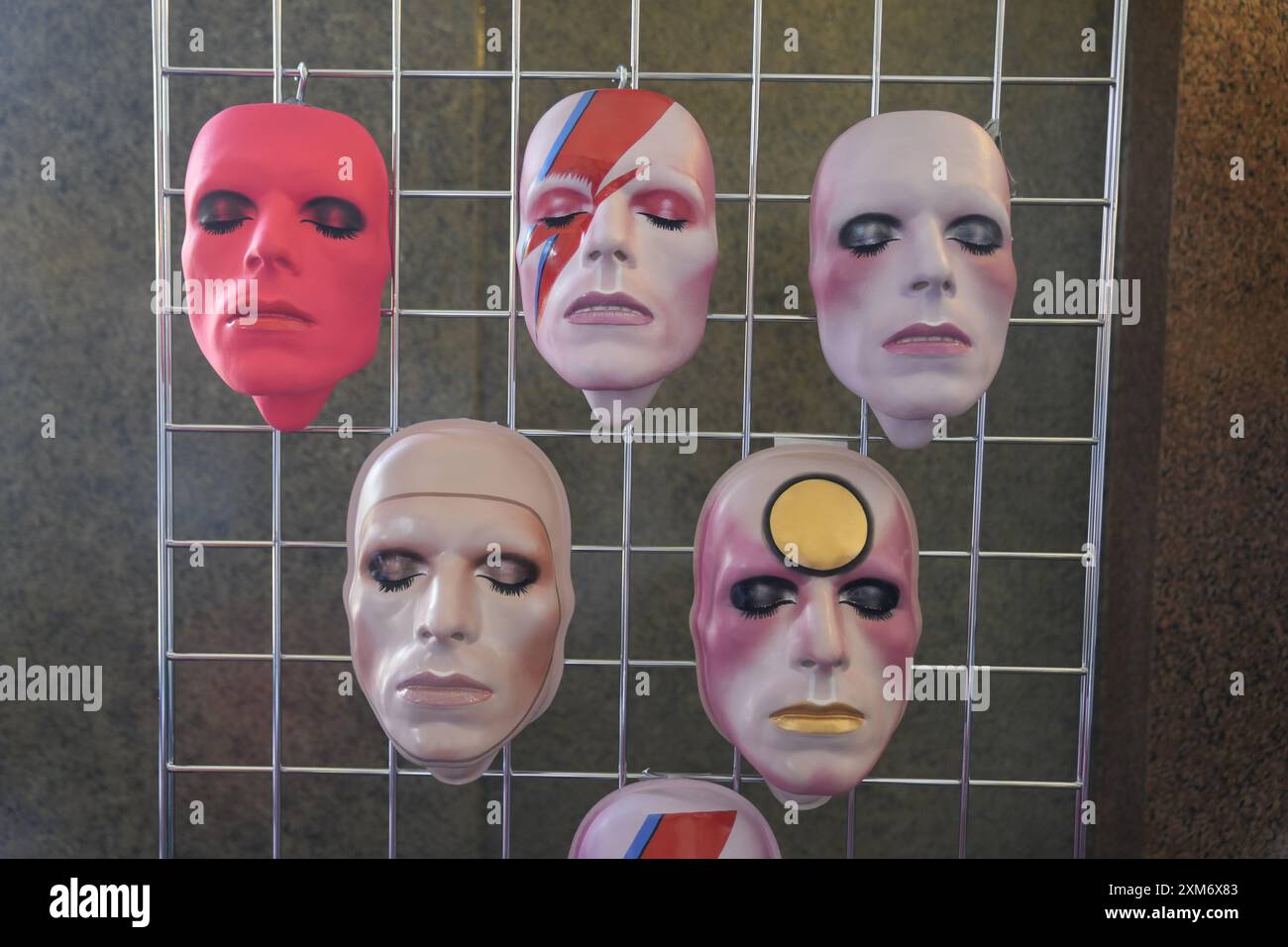 Masques exposés lors de la Convention mondiale des fans de David Bowie au St George's Hall de Liverpool. Date de la photo : vendredi 26 juillet 2024. Banque D'Images