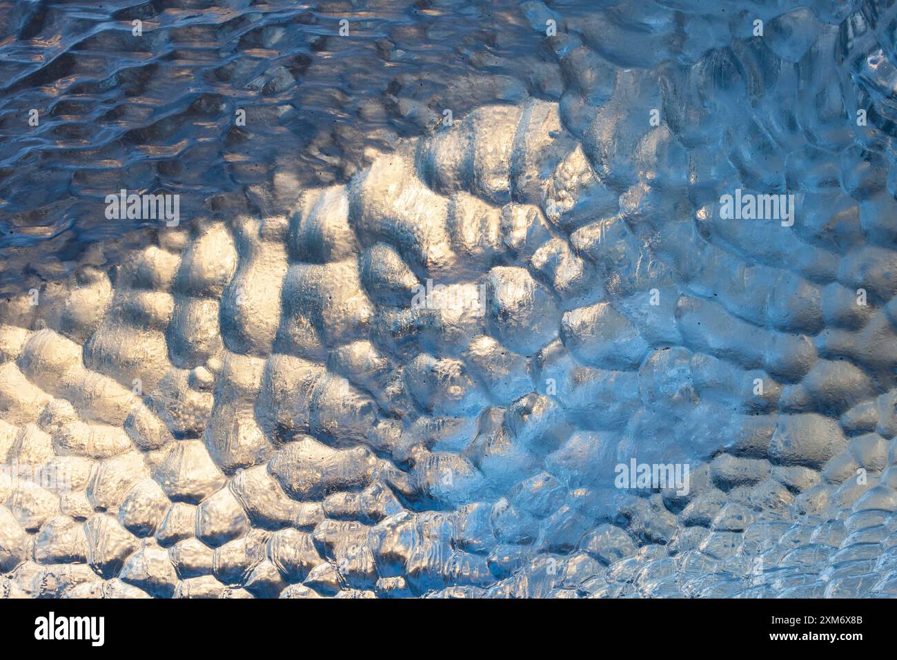 Structures dans la glace, Breidamerkursandur, Sudursveit, Islande Banque D'Images