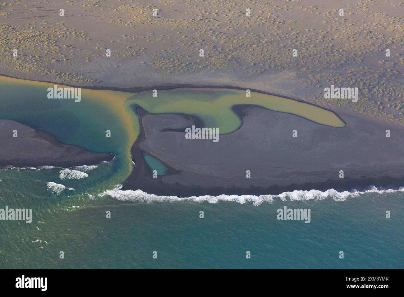 Sédiments dans l'eau à la plage de sable de lave Landeyjarsandur, photo aérienne, été, Islande Banque D'Images