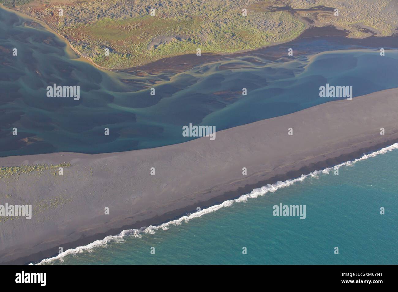 Sédiments dans l'eau à la plage de sable de lave Landeyjarsandur, photo aérienne, été, Islande Banque D'Images