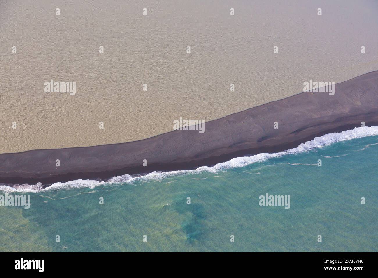 Sédiments dans l'eau à la plage de sable de lave Landeyjarsandur, photo aérienne, été, Islande Banque D'Images