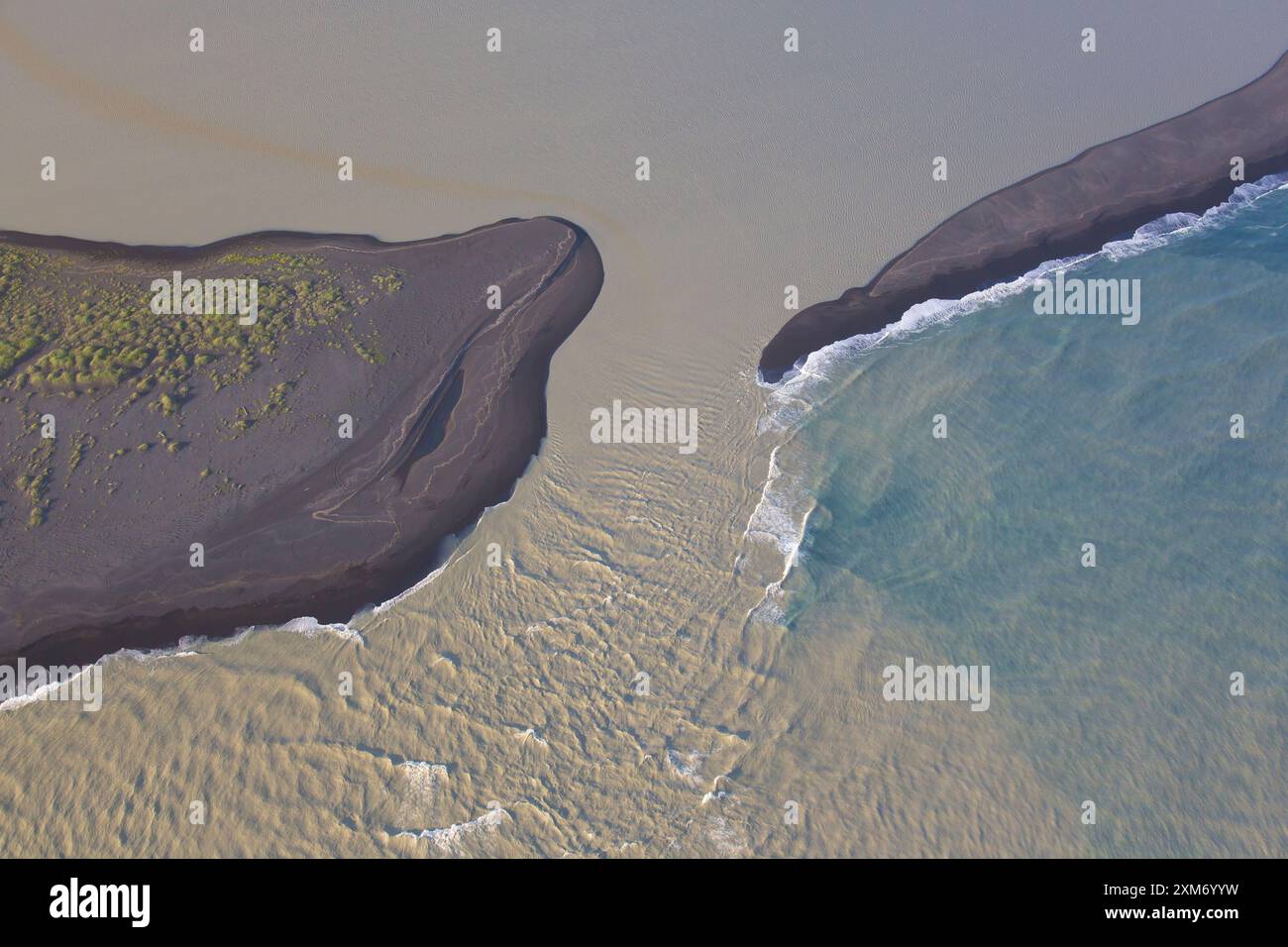 Sédiments dans l'eau à la plage de sable de lave Landeyjarsandur, photo aérienne, été, Islande Banque D'Images