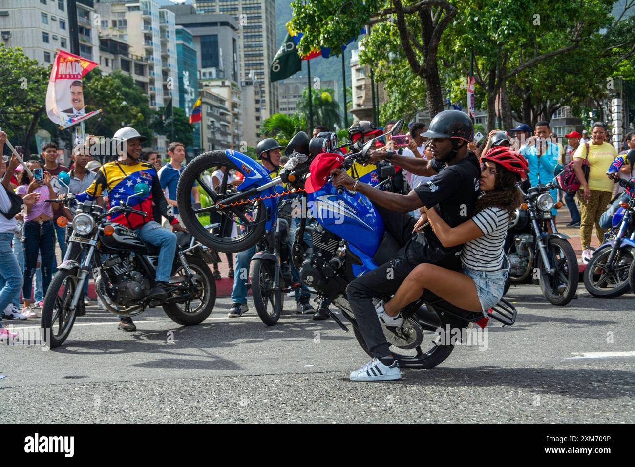 Clôture de la campagne électorale au Venezuela. Les partisans du président Nicolas Maduro traversent la ville de Caracas le dernier jour de la campagne Banque D'Images