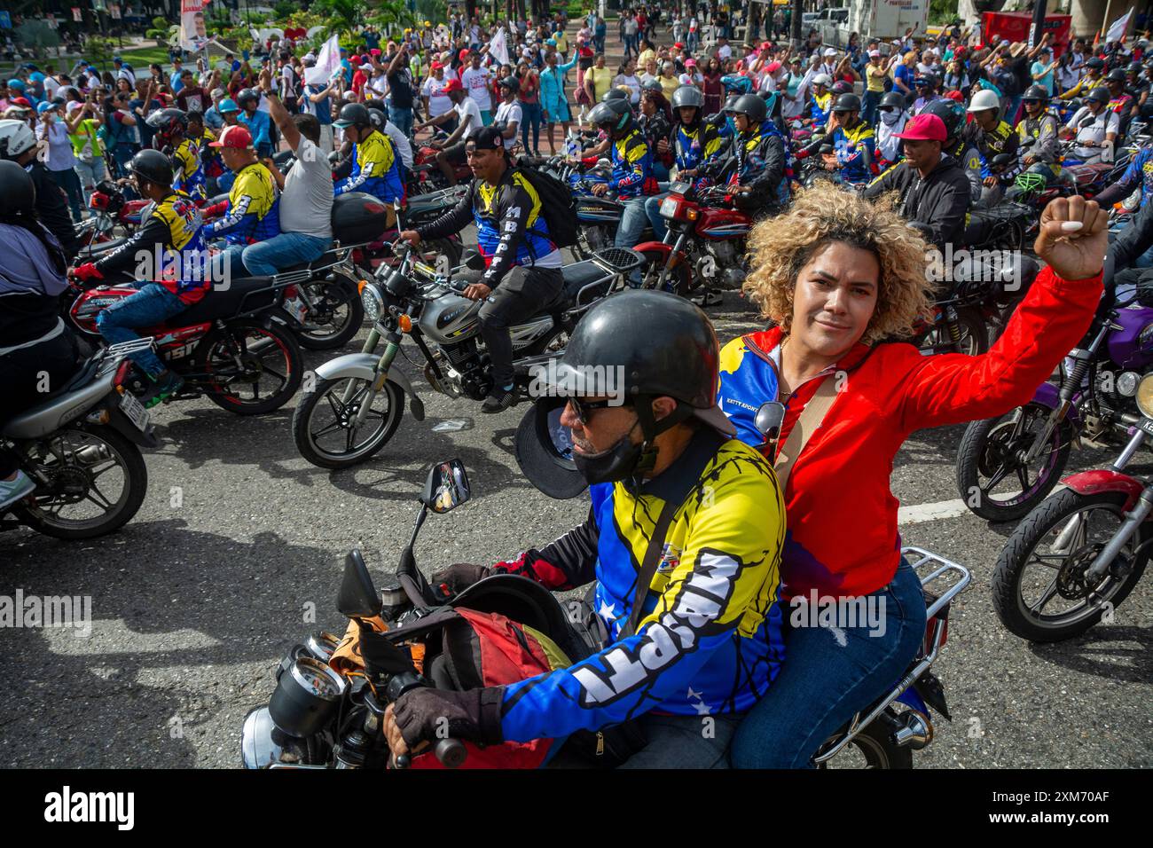 Clôture de la campagne électorale au Venezuela. Les partisans du président Nicolas Maduro traversent la ville de Caracas le dernier jour de la campagne Banque D'Images