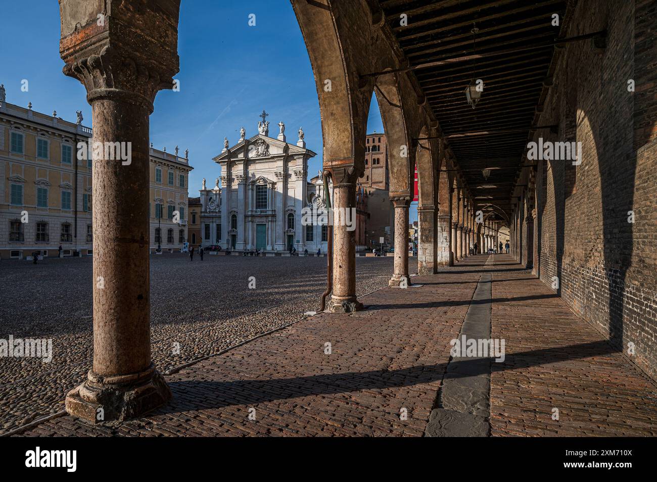 Piazza Sordello place avec Palazzo Ducale palais avec arcades, ville de Mantoue, église de l'apôtre Pierre Cathédrale en arrière-plan, province de M. Banque D'Images