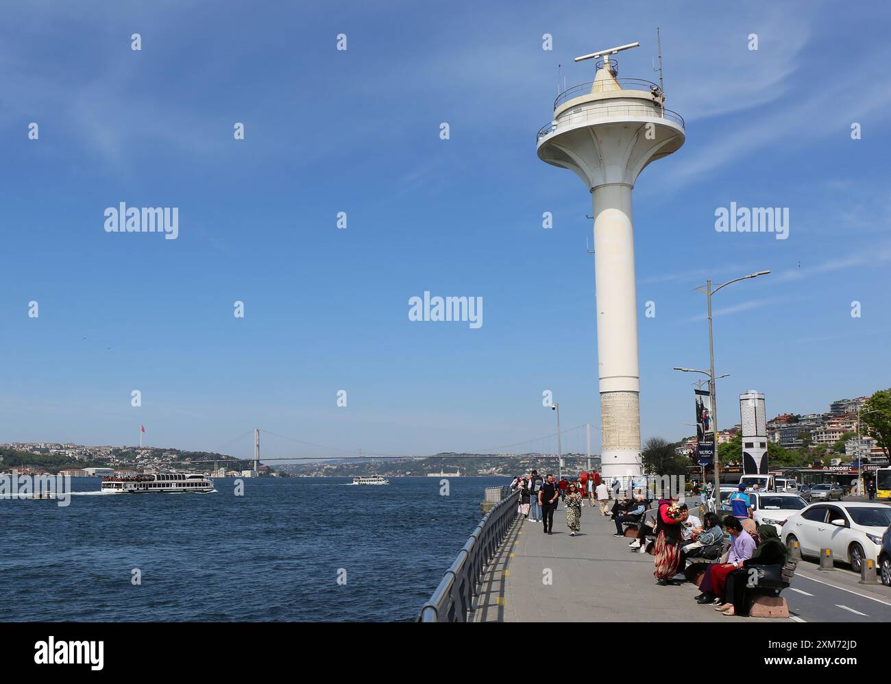 ISTANBUL, TURQUIE-MAI 11,2022:personnes non identifiées marchant, assis et vendant des fleurs près du phare d'Uskudar Banque D'Images