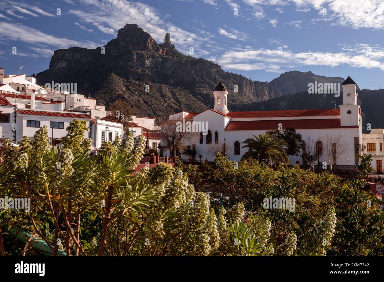 Église et Roque Nublo à Tejeda, Gran Canaria, Îles Canaries Banque D'Images