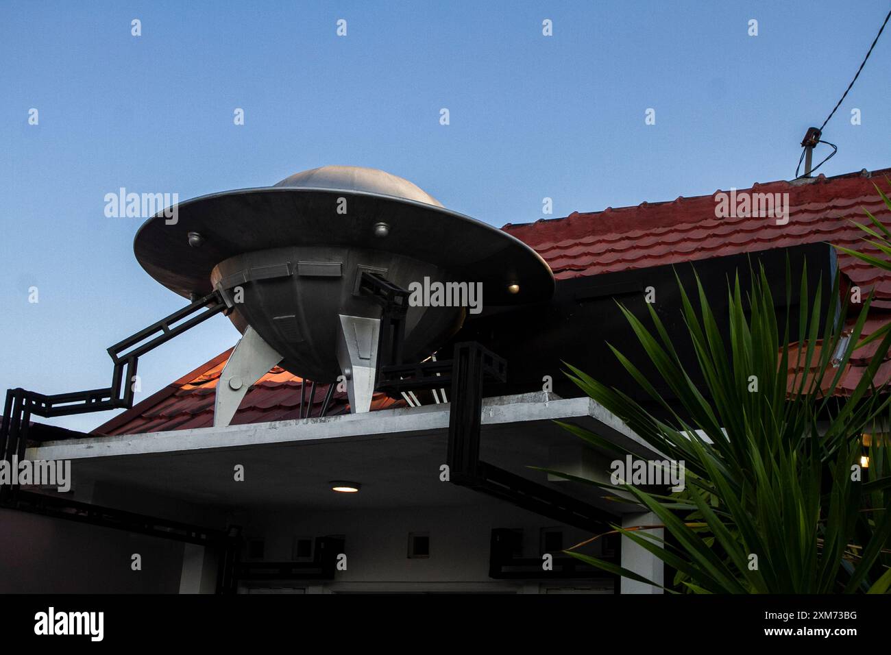 26 juillet 2024, Yogyakarta, région spéciale de Yogyakarta, Indonésie : une installation artistique en forme d'OVNI est vue dans l'une des maisons du village d'OVNIS dans le district de Mantrijeron, ville de Yogyakarta. Les résidents ont collaboré pour décorer le village avec un thème OVNI et extraterrestre pour accueillir le jour de l'indépendance de la République d'Indonésie le 17 août. En outre, le village OVNI est conçu comme un langage pour étudier l'univers, de sorte que les gens sont toujours conscients de maintenir la propreté dans leurs environnements respectifs. (Crédit image : © Angga Budhiyanto/ZUMA Press Wire/Alamy Live News) USAGE ÉDITORIAL SEULEMENT! Banque D'Images