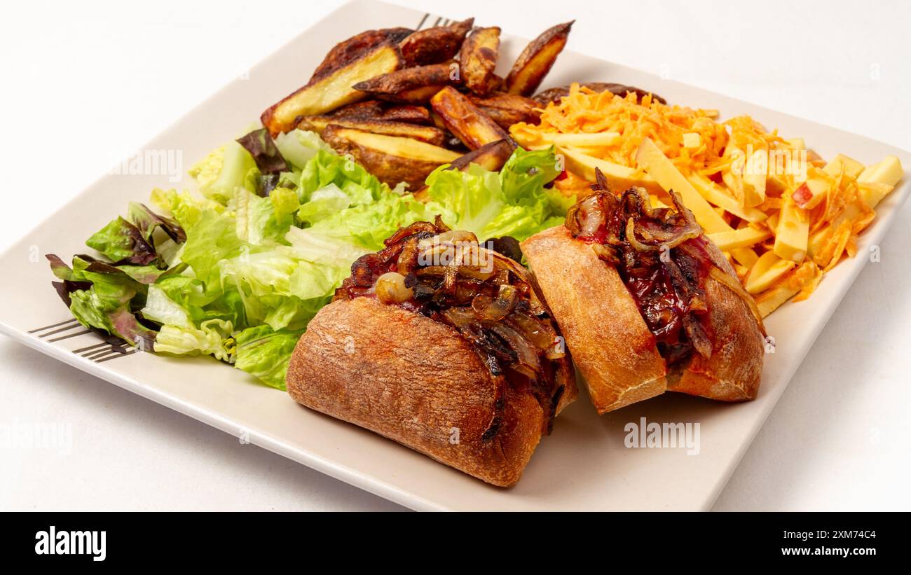 moutarde au miel collant chiens chics avec frites, chou aux pommes et carottes et laitue gemme Banque D'Images