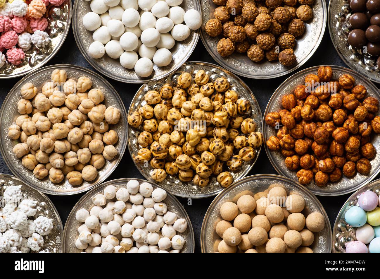 Assortiment de pois chiches rôtis sur table rustique sombre, noix traditionnelles turques, leblebi Banque D'Images