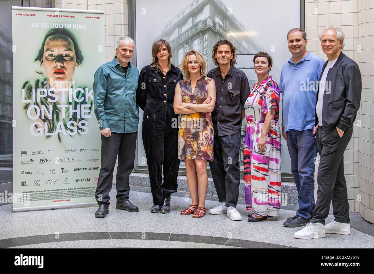 Markus Görsch Filmförderung MDM, die Schauspielerinnen Lena Lauzemis und Agnieszka Podsiadlik, Regisseur Kuba Czekaj, Eventmoderatorin Susanne Kim, Stephan Winkler Filmverleih W-FILM und Produzent Arek Gielnik BEI der Premiere des Kinofilms Lipstick on the Glass in den passage Kinos. Leipzig, 25.07.2024 *** Markus Görsch Filmförderung MDM , actrices Lena Lauzemis et Agnieszka Podsiadlik, réalisateur Kuba Czekaj, animatrice Susanne Kim, Stephan Winkler Filmverleih W FILM et producteur Arek Gielnik lors de la première du long métrage Lipstick on the Glass au passage Kinos Leipzig, 25 07 2024 Foto: Banque D'Images