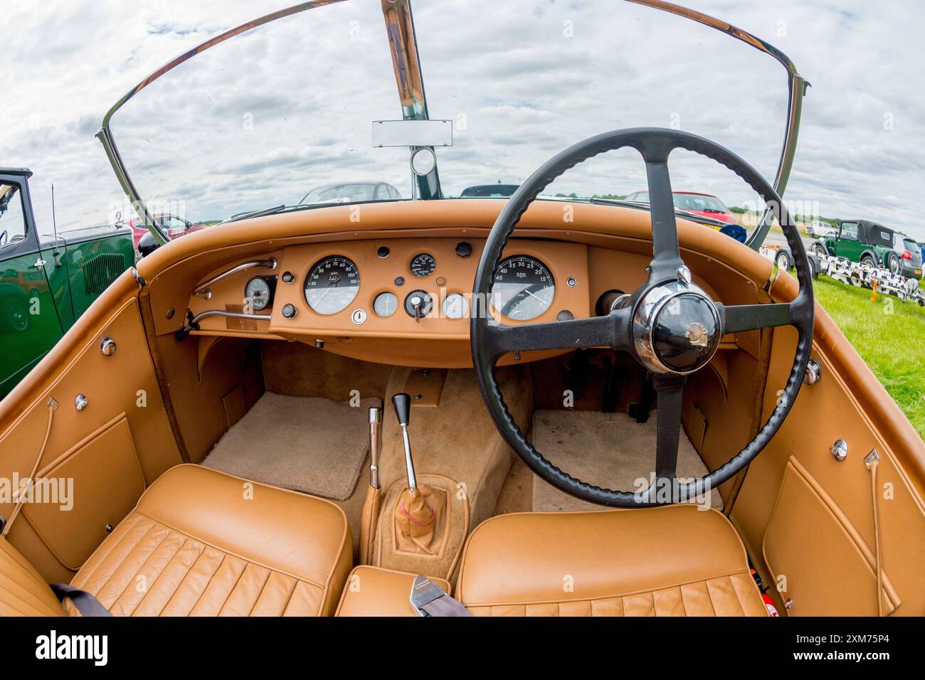 Jaguar XK 120 Roadster en cuir vert course britannique et Havane, tableau de bord. Banque D'Images