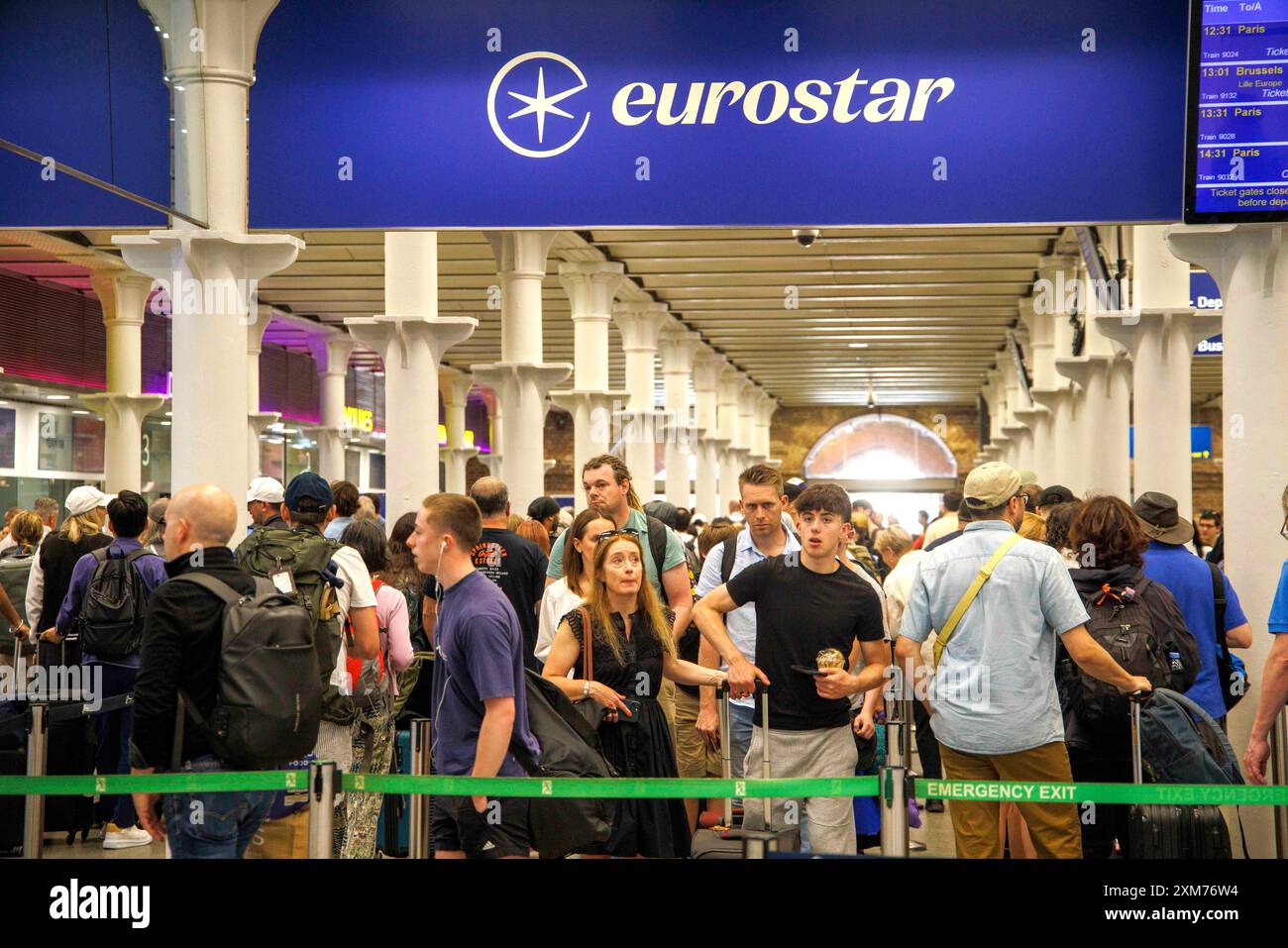 Londres, Royaume-Uni 26 juillet 2024 perturbation des trains Eurostar au départ de St Pancras, Londres. Cela arrive le jour de la cérémonie d’ouverture olympique. Les passagers Eurostar voyageant de Londres à Paris vendredi ont été invités à reporter les voyages si possible, car l'opérateur ferroviaire a annulé un train sur quatre au cours du week-end après que des incendies criminels ont provoqué une perturbation généralisée du réseau ferroviaire à grande vitesse français quelques heures avant le début des Jeux olympiques. En raison d'actes coordonnés de vandalisme en France, affectant la ligne à grande vitesse entre Paris et Lille, tous les trains à grande vitesse à destination et en provenance de Paris sont en cours de div Banque D'Images