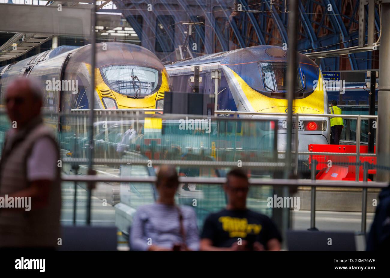 Londres, Royaume-Uni 26 juillet 2024 perturbation des trains Eurostar au départ de St Pancras, Londres. Cela arrive le jour de la cérémonie d’ouverture olympique. Les passagers Eurostar voyageant de Londres à Paris vendredi ont été invités à reporter les voyages si possible, car l'opérateur ferroviaire a annulé un train sur quatre au cours du week-end après que des incendies criminels ont provoqué une perturbation généralisée du réseau ferroviaire à grande vitesse français quelques heures avant le début des Jeux olympiques. En raison d'actes coordonnés de vandalisme en France, affectant la ligne à grande vitesse entre Paris et Lille, tous les trains à grande vitesse à destination et en provenance de Paris sont en cours de div Banque D'Images