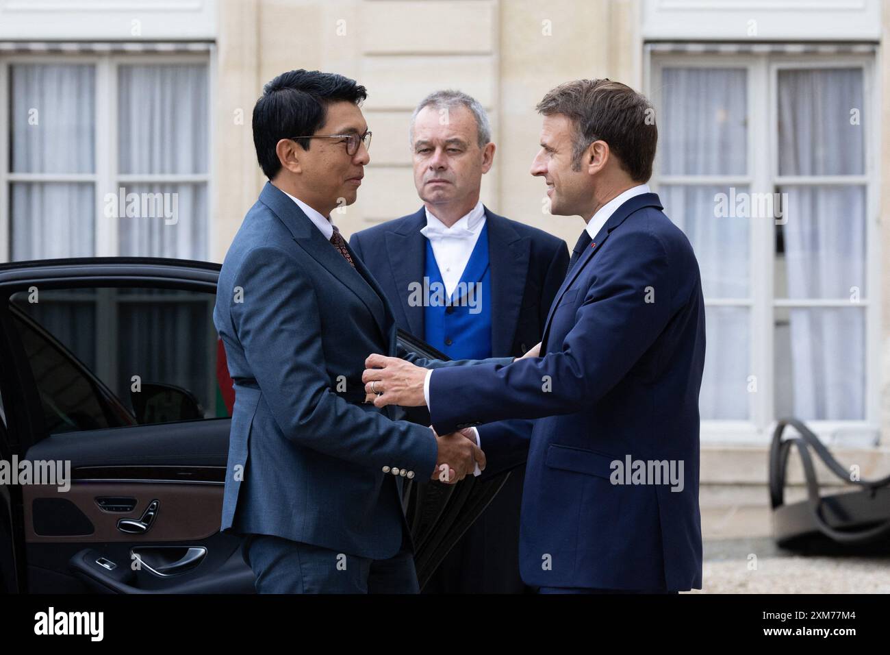 Paris, France. 26 juillet 2024. Le président français Emmanuel Macron accueille le président malgache Andry Nirina Rajoelina avant une réunion au palais présidentiel de l’Elysée à Paris, le 26 juillet 2024. Photo Raphael Lafargue/ABACAPRESS. COM Credit : Abaca Press/Alamy Live News Banque D'Images