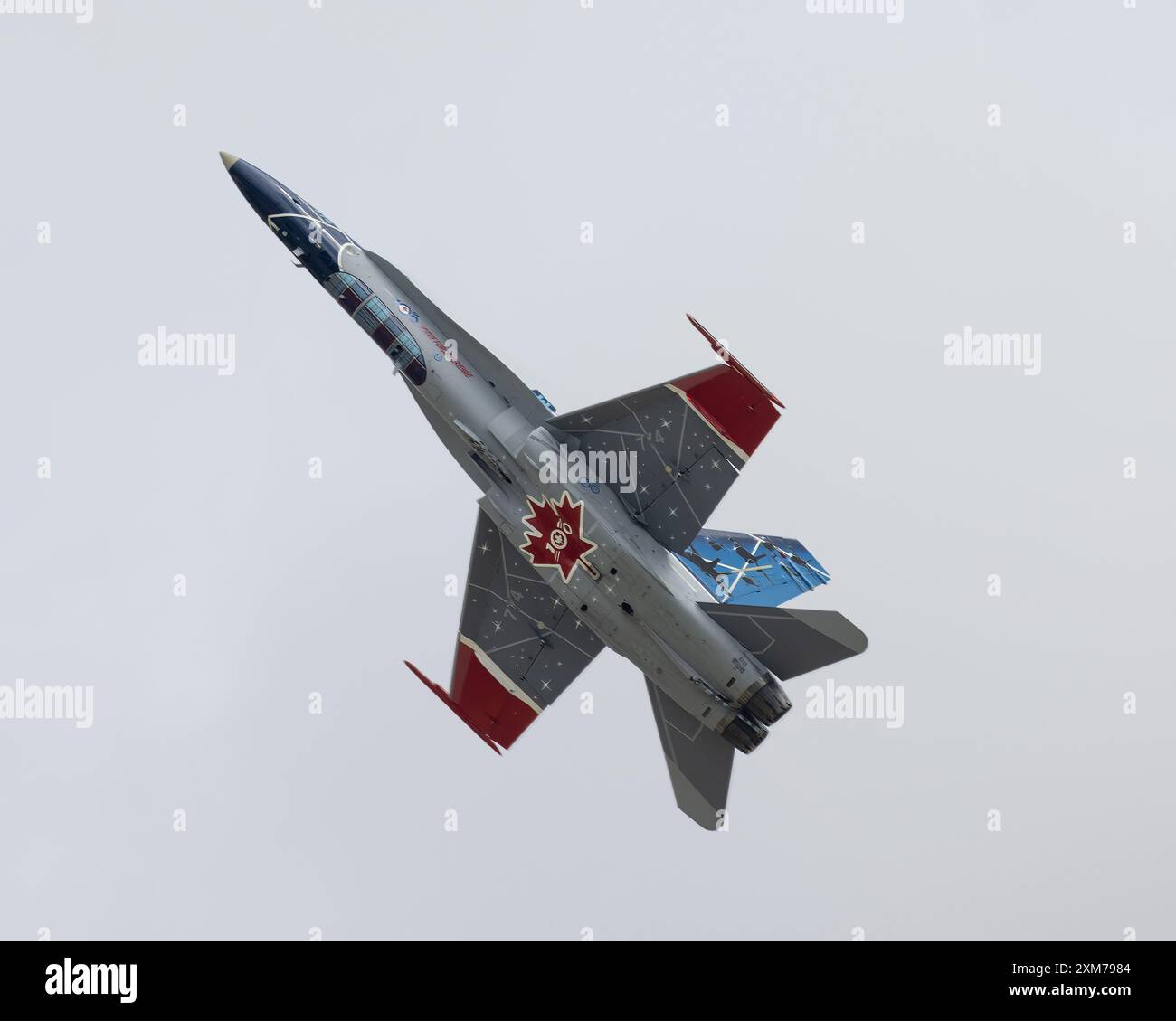 L'avion de démonstration McDonnell Douglas F-18 Hornet de la Force aérienne du Canada vole au Royal International Air Tattoo de 2024 Banque D'Images