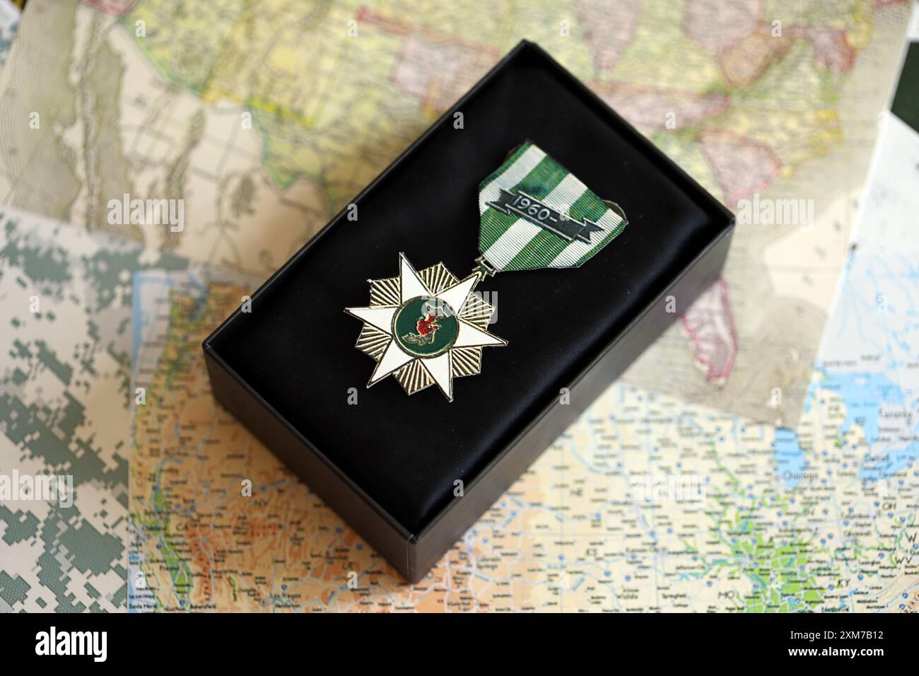KIEV, UKRAINE - 10 JUILLET 2024 Médaille du service de campagne des États-Unis au Vietnam. Médaille de récompense militaire des États-Unis avec ruban et épingle. Accessoires de théâtre en papier faits à la main en gros plan Banque D'Images