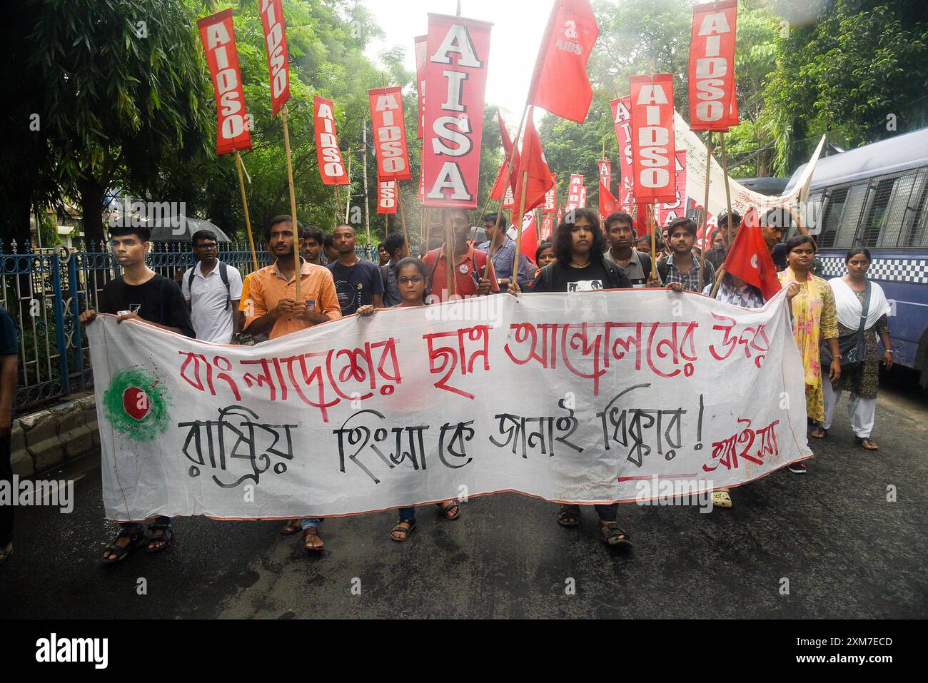 Kolkata, Inde. 25 juillet 2024. Les organisations étudiantes de gauche marchent ensemble vers le Haut-commissariat du Bangladesh pour protester contre le génocide aveugle. (Photo de Sandip Saha/Pacific Press) crédit : Pacific Press Media production Corp./Alamy Live News Banque D'Images