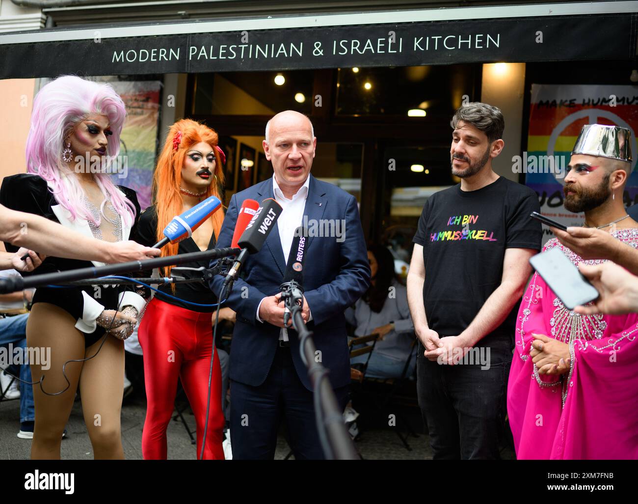 Berlin, Allemagne. 26 juillet 2024. Kai Wegner (CDU, au centre), maire de Berlin, visite le restaurant israélo-palestinien 'Kanaan' et commente les incidents avec le propriétaire du restaurant, Oz Ben David (2ème à partir de la droite). La police enquête sur une entrée par effraction au restaurant de Prenzlauer Berg. Les propriétaires avaient parlé d'un «acte de vandalisme ignoble». Crédit : Bernd von Jutrczenka/dpa/Alamy Live News Banque D'Images