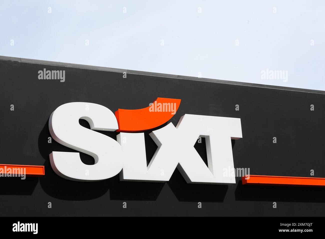 Logo Sixt sur un mur. Sixt est une multinationale européenne de location de voitures avec environ 4 000 succursales dans plus de 105 pays Banque D'Images