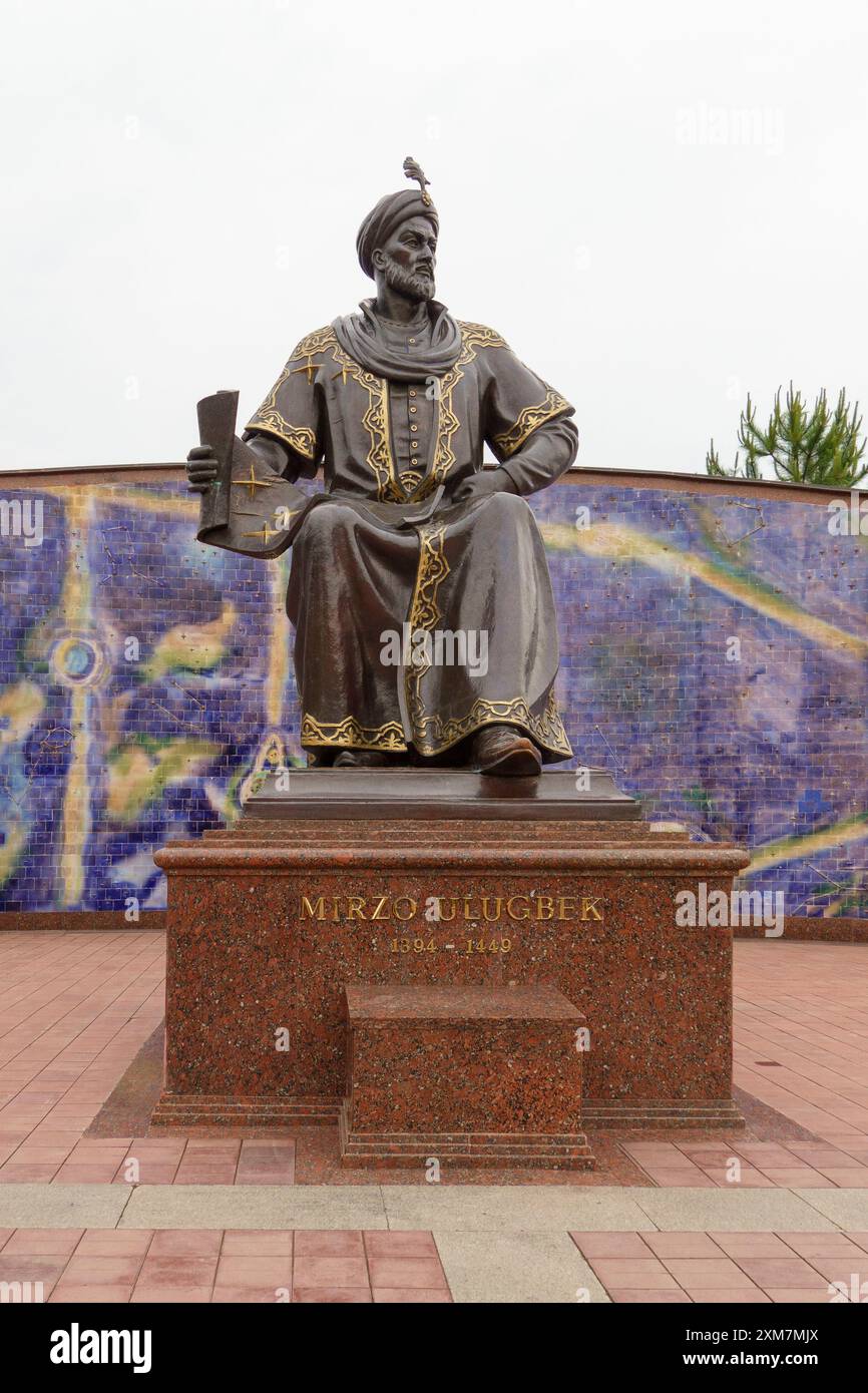 Statue en bronze de l'érudit islamique Ulugh Beg à Samarcande, Ouzbékistan Banque D'Images